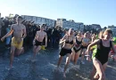 Même pas peur d’une eau à 8 degrés, ils sont 2463 à s’être offert un dernier bain de mer