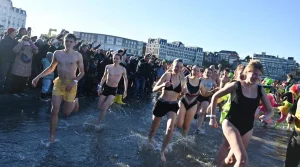 Même pas peur d’une eau à 8 degrés, ils sont 2463 à s’être offert un dernier bain de mer