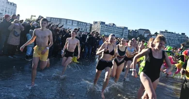 Même pas peur d’une eau à 8 degrés, ils sont 2463 à s’être offert un dernier bain de mer