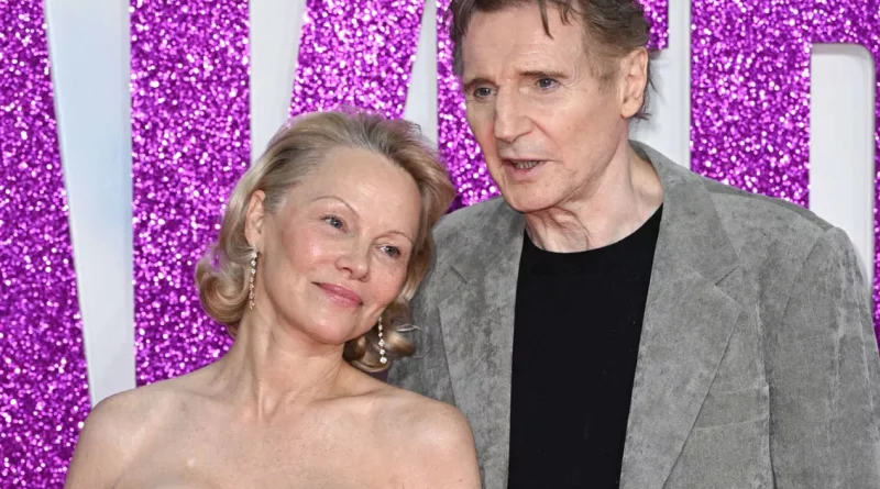 Pamela Anderson révèle les coulisses de sa romance avec Liam Neeson : « Il m’a présentée comme la future madame Neeson »