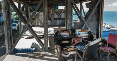 «Papa a remplacé les murs par des feuilles de tôle» : à Mayotte, un an après Chido, une reconstruction à la peine