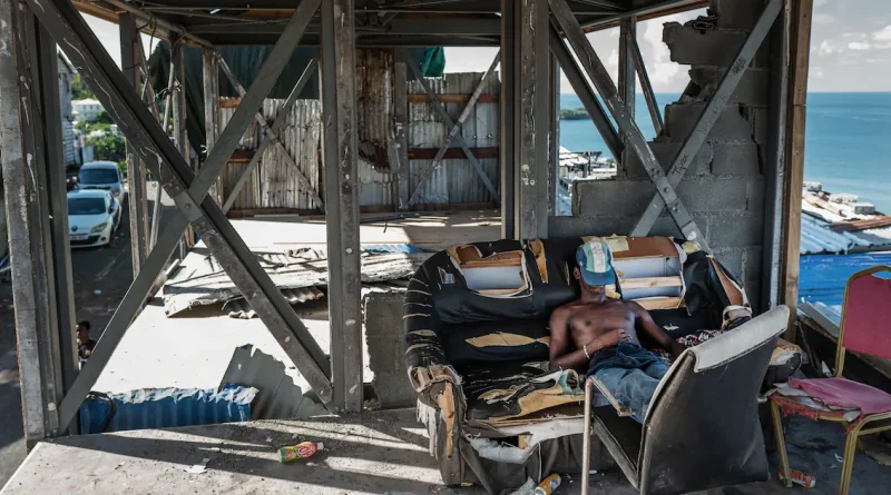 «Papa a remplacé les murs par des feuilles de tôle» : à Mayotte, un an après Chido, une reconstruction à la peine