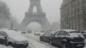 Paris sous un manteau blanc : une neige inattendue s'installe
