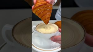 Petit-déjeuner français : croissants et café sans vaisselle !