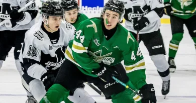 Philippe Veilleux, en pleine action et pourchassé par un joueur adverse, cherche un coéquipier à qui passer la rondelle.