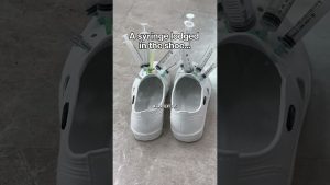 Pourquoi les infirmiers portent-ils ces chaussures étranges ?