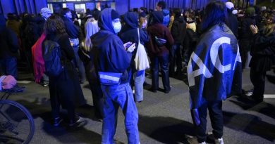 Près de 300 manifestants devant l'Hôtel de police de Lausanne | RTS