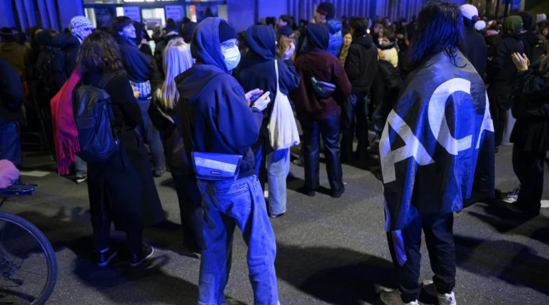 Près de 300 manifestants devant l'Hôtel de police de Lausanne | RTS