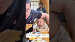 Quand papa garde bébé, la jalousie le fait pleurer !