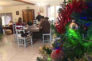 Quinze personnes de 3 à 81 ans cohabitent sous ce toit pour Noël, ce gîte accueille des familles des quatre coins de la France pour les fêtes