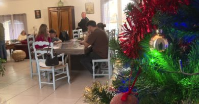 Quinze personnes de 3 à 81 ans cohabitent sous ce toit pour Noël, ce gîte accueille des familles des quatre coins de la France pour les fêtes