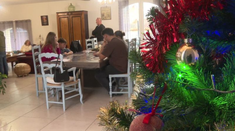 Quinze personnes de 3 à 81 ans cohabitent sous ce toit pour Noël, ce gîte accueille des familles des quatre coins de la France pour les fêtes