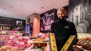 "Ravi que le prix revienne en France" : Thibault Gonzales, boucher-charcutier des Pyrénées-Orientales, sacré champion du monde de pâté-croûte