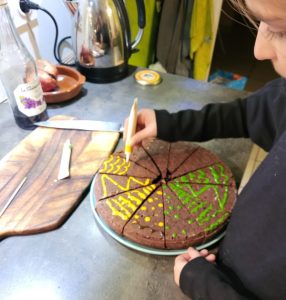 Recette facile de gâteau sapin de Noël : un dessert festif à réaliser chez soi.