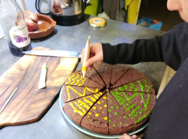 Recette facile de gâteau sapin de Noël : un dessert festif à réaliser chez soi.