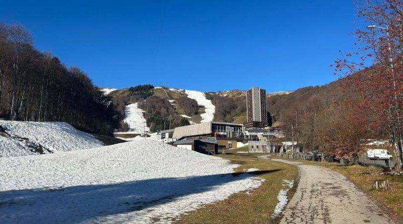 Redoux en Auvergne : 12 degrés enregistrés à la station de ski Super-Besse, la neige artificielle peine à tenir - ICI