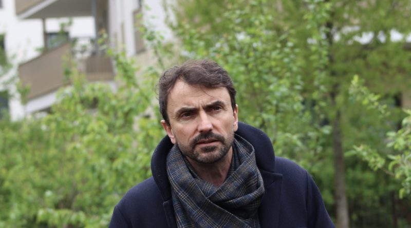 Réécris en français un titre court, viral mais factuel (70–95 caractères), sans superlatifs gratuits ni promesses floues. Garde les mots-clés forts et l’entité principale. Ne renvoie que le titre final, rien d’autre : "Lyon : Grégory Doucet hospitalisé après un malaise"