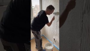 Rénovation d'un mur abîmé : enduit, ratissage et peinture