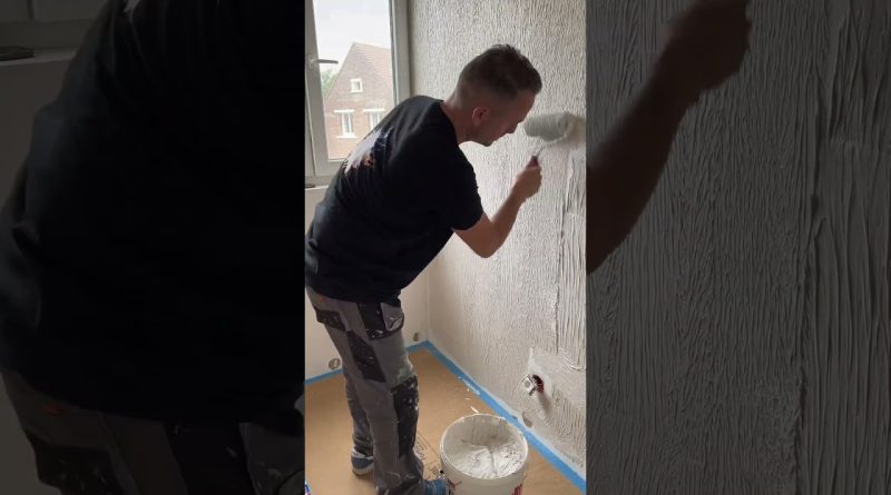 Rénovation d'un mur abîmé : enduit, ratissage et peinture