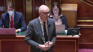 Roland Lescure plaide pour la réintroduction de la taxe sur les grandes entreprises