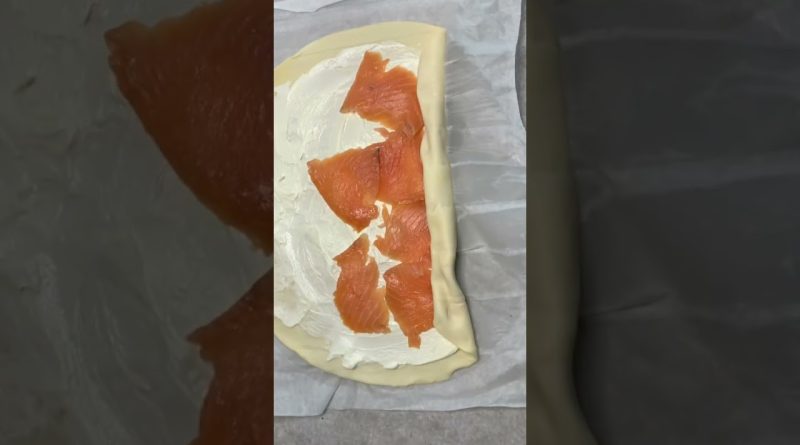 Roulés feuilletés au fromage frais et saumon