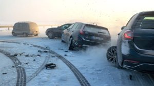 Routes Glacées Mortelles : Accidents Spectaculaires en Tempête !