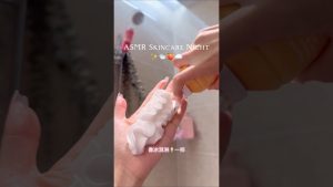 Routine de soin nocturne avec du savon arc-en-ciel