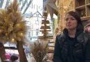 Sapins en plumeau et ambiance "cocooning" : la boutique de cette fleuriste élue plus belle vitrine de Noël du Centre-Val de Loire