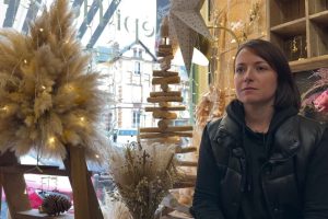 Sapins en plumeau et ambiance "cocooning" : la boutique de cette fleuriste élue plus belle vitrine de Noël du Centre-Val de Loire