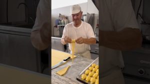 Secrets du façonnage des croissants portugais par un maître