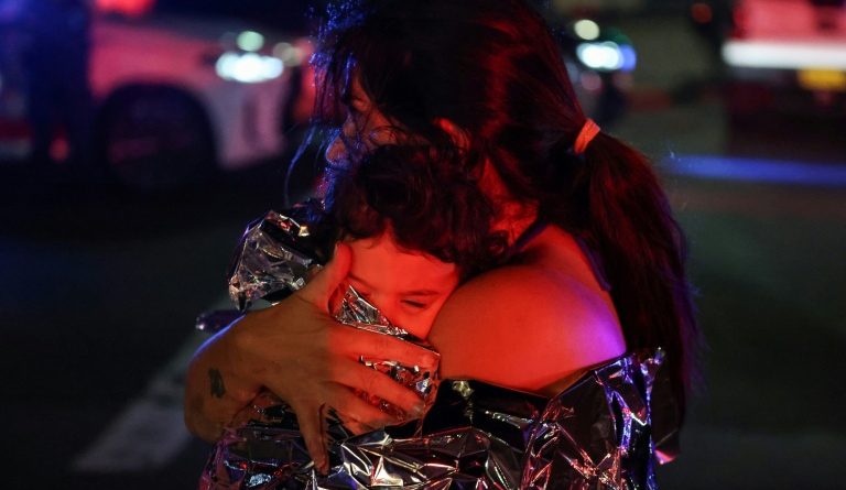 Sydney : scènes de désolation sur la plage de Bondi après la fusillade meurtrière visant une fête juive