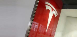 Tesla atteint des niveaux boursiers élevés mais fait face à des défis d'attrait en 2026