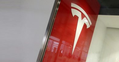 Tesla atteint des niveaux boursiers élevés mais fait face à des défis d'attrait en 2026