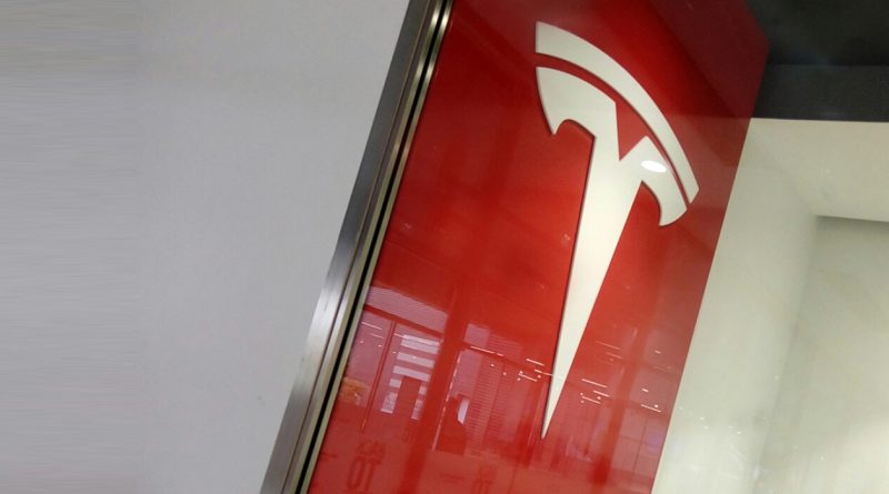 Tesla atteint des niveaux boursiers élevés mais fait face à des défis d'attrait en 2026