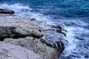 Vagues mer agitée falaises rochers Roscoff Bretagne Thalasso
