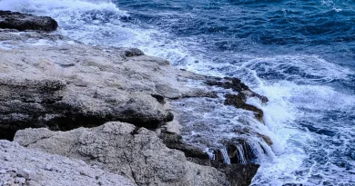 Vagues mer agitée falaises rochers Roscoff Bretagne Thalasso