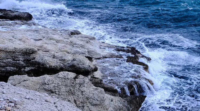 Vagues mer agitée falaises rochers Roscoff Bretagne Thalasso