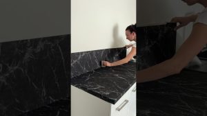 Transforme ta crédence de cuisine avec un revêtement adhésif !