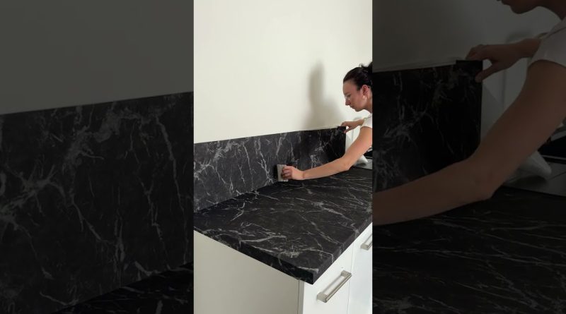 Transforme ta crédence de cuisine avec un revêtement adhésif !