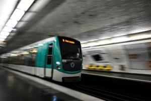 Trois femmes légèrement blessées au couteau dans le métro parisien, le suspect interpellé