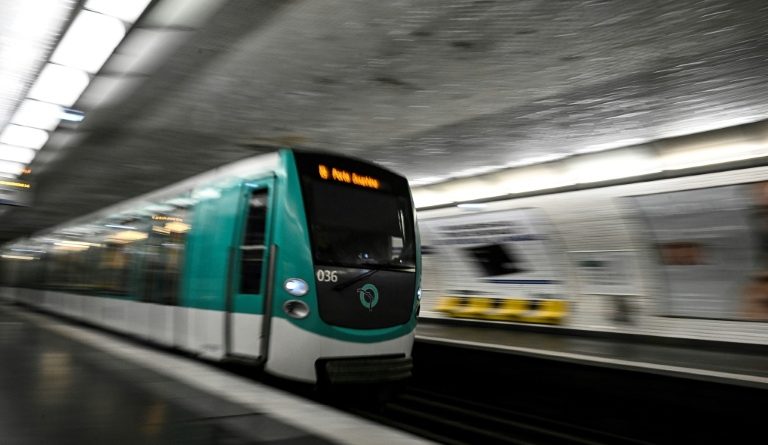Trois femmes légèrement blessées au couteau dans le métro parisien, le suspect interpellé