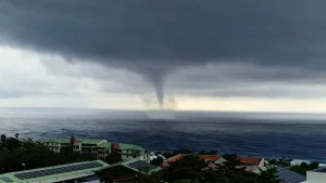 Trombe marine observée au large de Saint-Gilles : un phénomène naturel fascinant