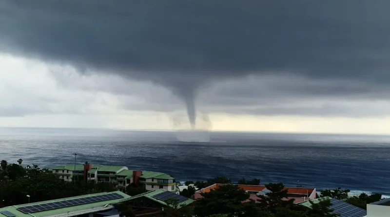 Trombe marine observée au large de Saint-Gilles : un phénomène naturel fascinant