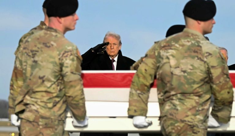 Trump annonce de "très lourdes représailles" contre l'EI en Syrie