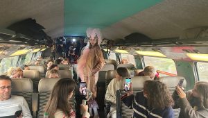 Un défilé de mode circulaire à bord d'un train Paris-Lille pour la Circular Fashion Week - ICI