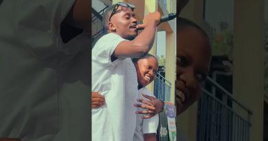 Un étudiant étreint Fyn Cedra sur scène ❤️