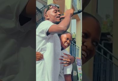 Un étudiant étreint Fyn Cedra sur scène ❤️