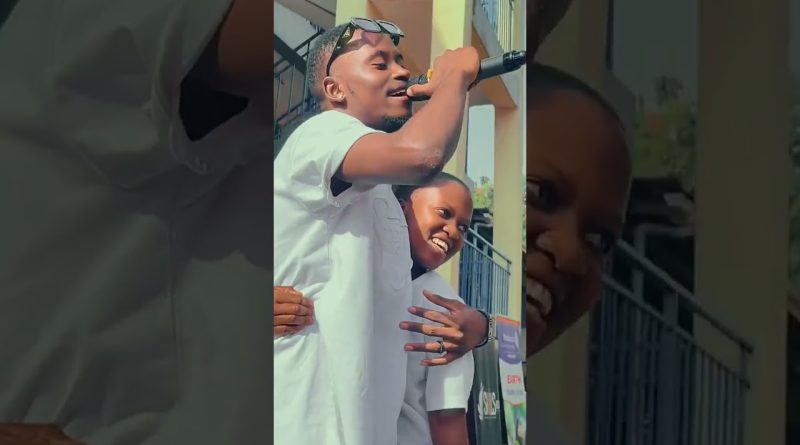 Un étudiant étreint Fyn Cedra sur scène ❤️