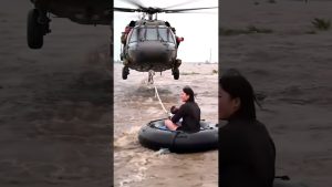 Un hélicoptère sauve une mère et son enfant des inondations !