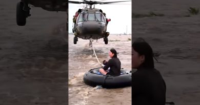 Un hélicoptère sauve une mère et son enfant des inondations !